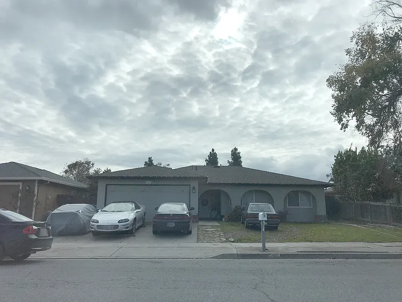961 Apple Ct photo 1