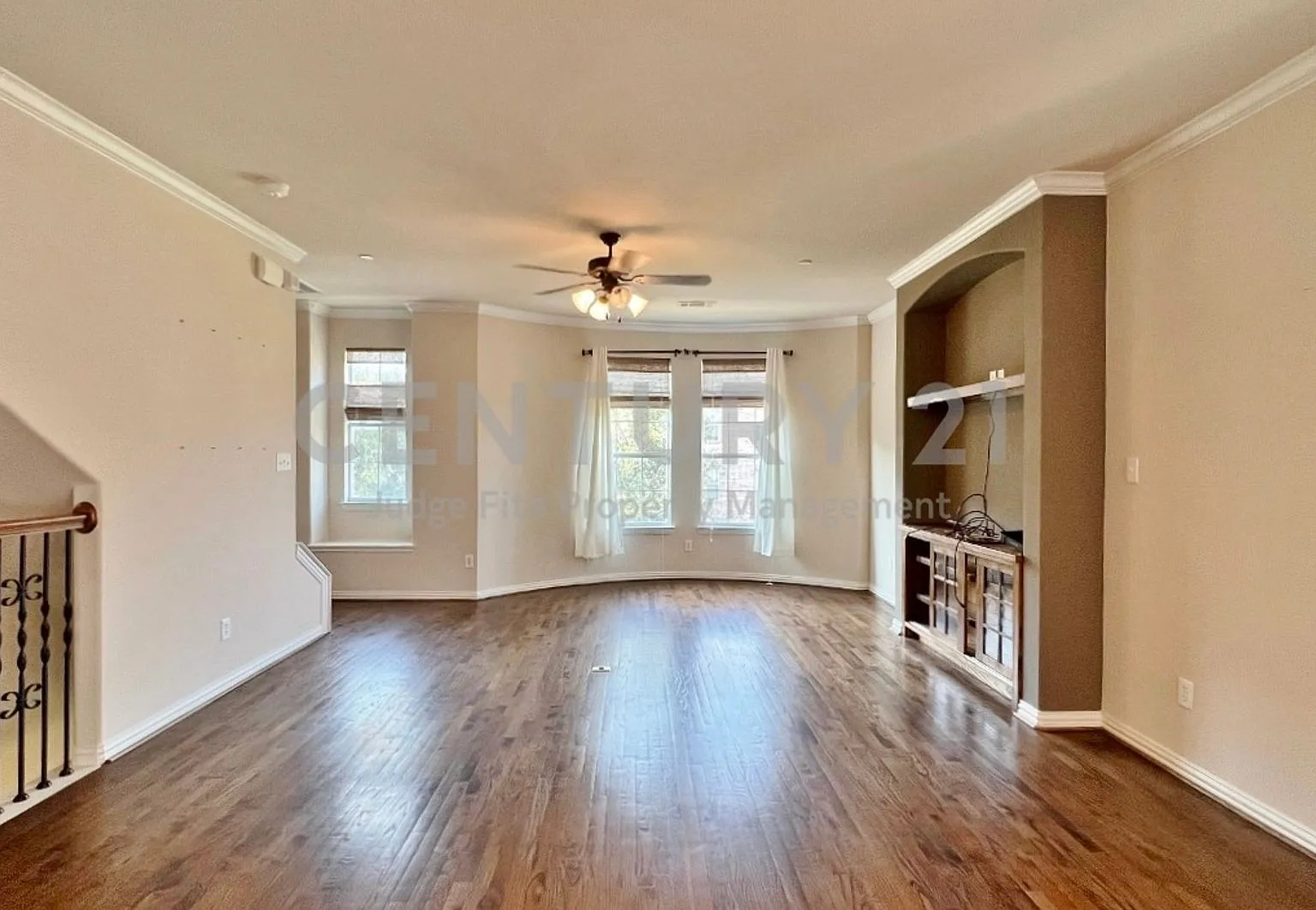 Gorgeous 3-Story 3/2.5/2 Townhome in Lewisville For Rent! — Photo 3