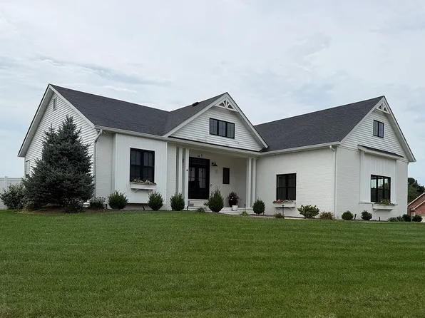 74 Woodcrest Dr, Bethalto, IL 62010