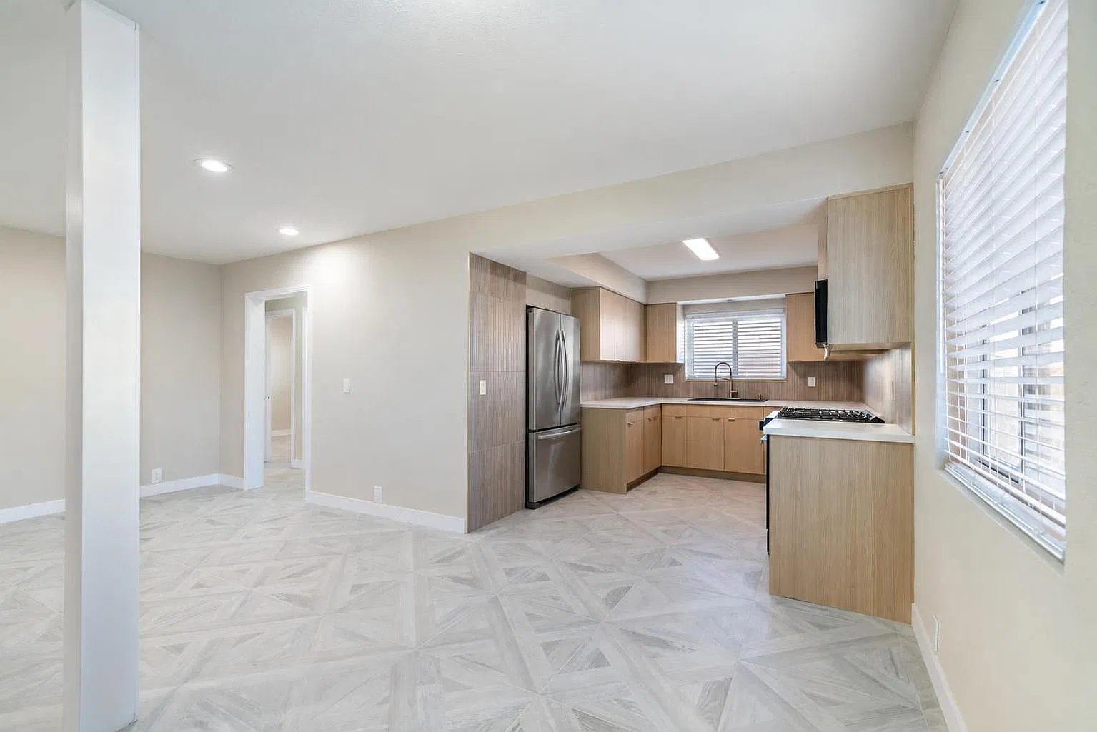 2 bed, 864 sqft, $1,995 — Photo 2