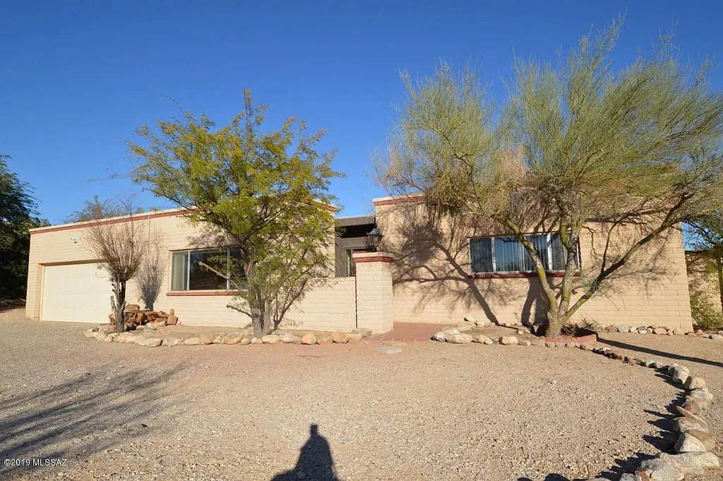4 bed, 2.0 bath, 2183 sqft, $1,990 — Photo 1