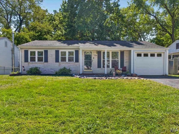 11974 Brookmont Dr, Maryland Heights, MO 63043