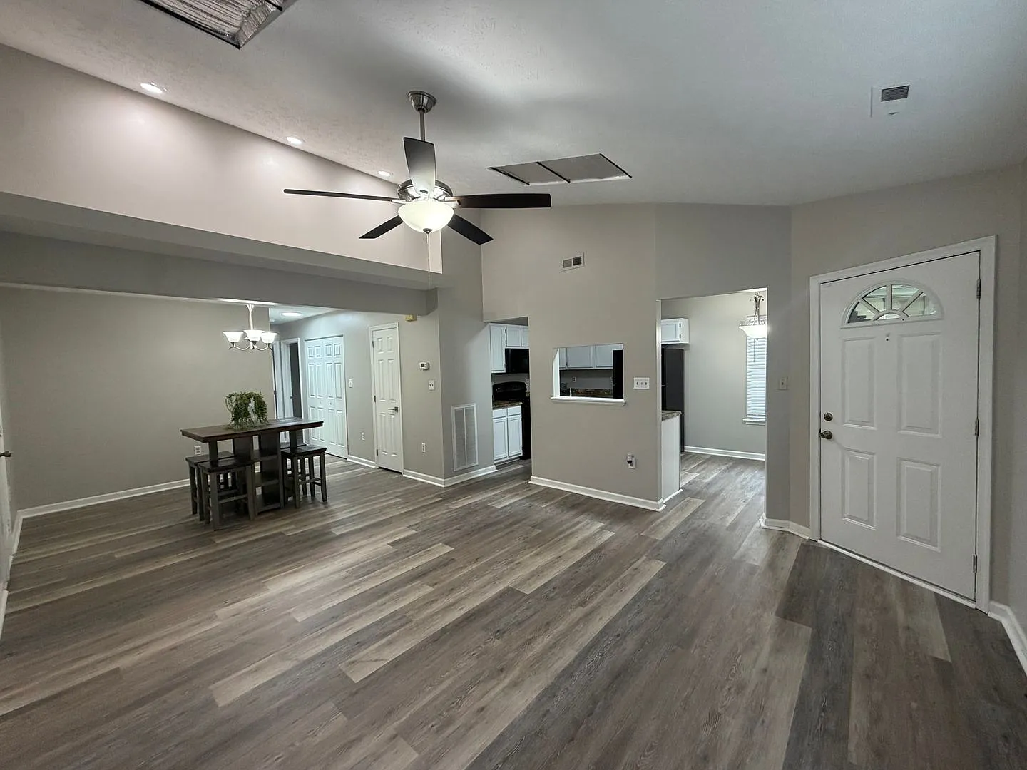Refreshed 2 Bedroom 2 Bath Home with Sunroom in Williamsburg! — Photo 4