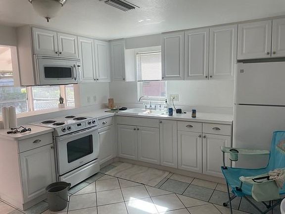 2nd image of 2466 Bay St
