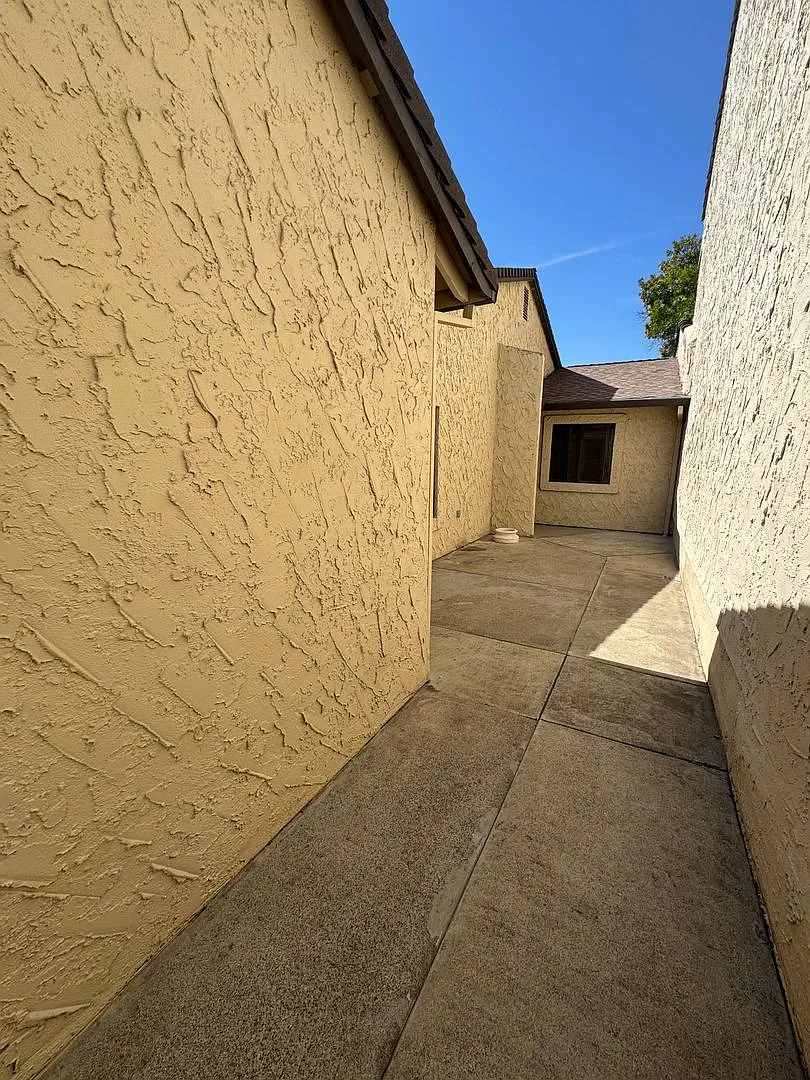 Spacious 2 Bed 2 Bath House In The Tanglewood Subdivision With All New Flooring — Photo 4