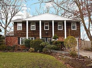 11 Wesleyan Rd, Commack, NY 11725