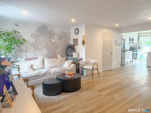 17 Avon Lane, Stamford, CT 06907