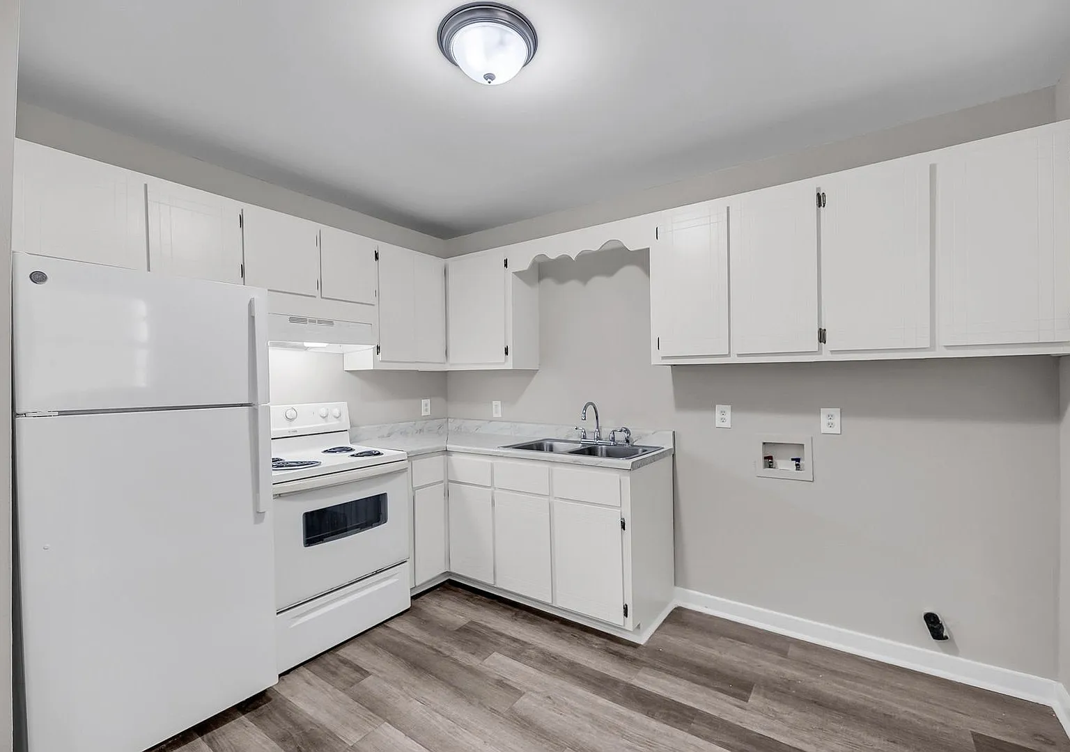 Modern Living at 2220 Van Buren Ave — Photo 2