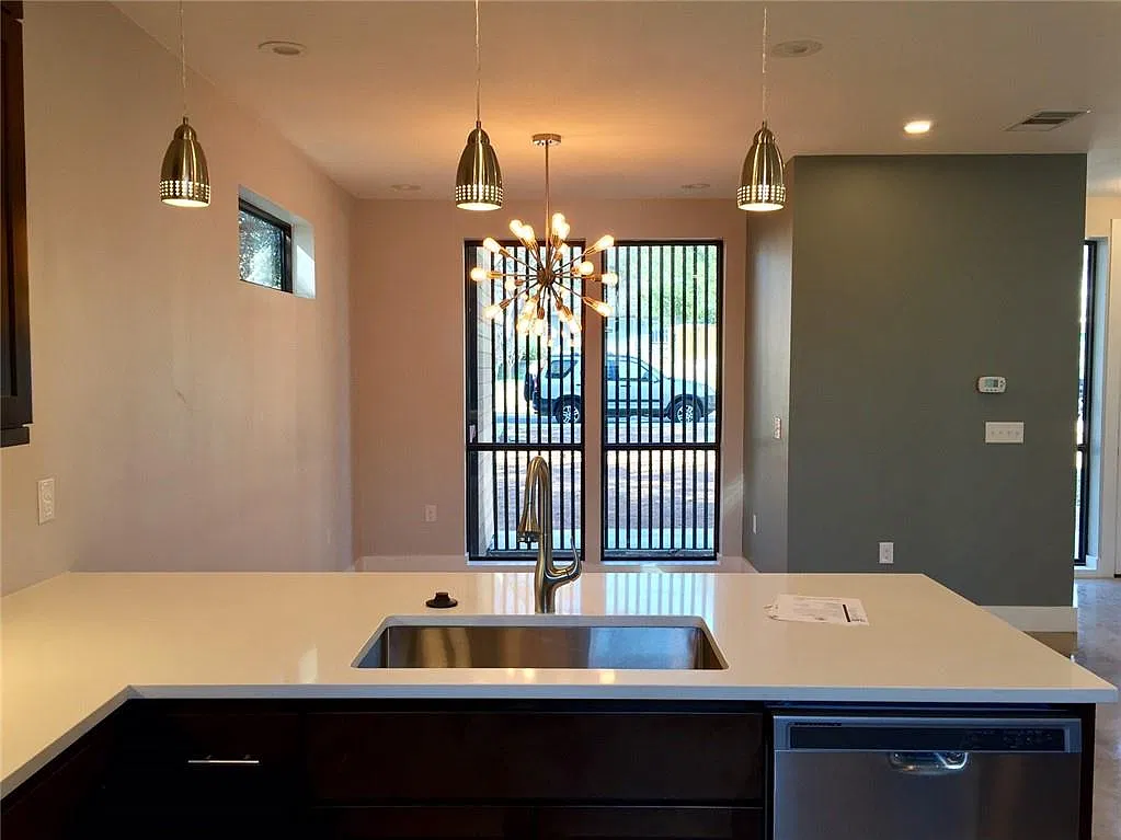3 bed, 2.5 bath, 1441 sqft, $3,450 — Photo 3