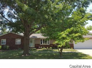 2126 E Lake Shore Dr, Taylorville, IL 62568