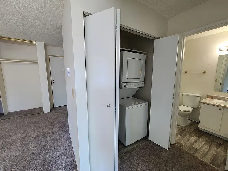 15015 Shoreline Apartments — Photo 20