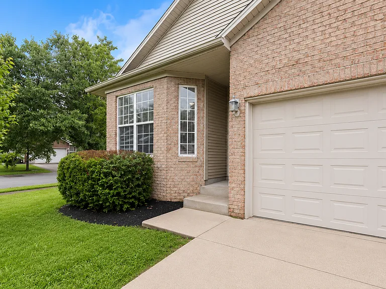 220 Shannon Ct — Photo 4