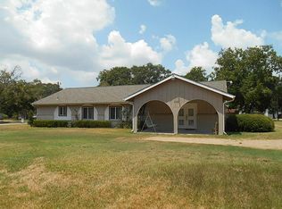 110 W 4th St, El Campo, TX 77437