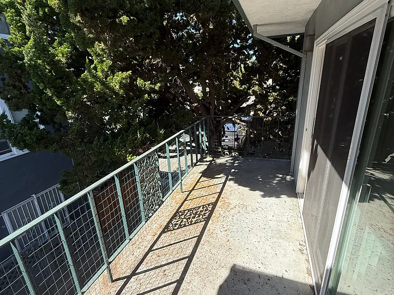 Van Dyke Apartments — Photo 9