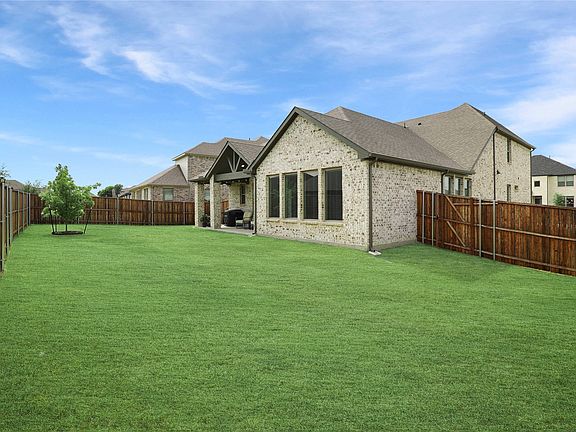 2nd image of 919 Edgehurst Dr