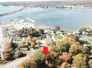 7 West St, Waterford, CT 06385