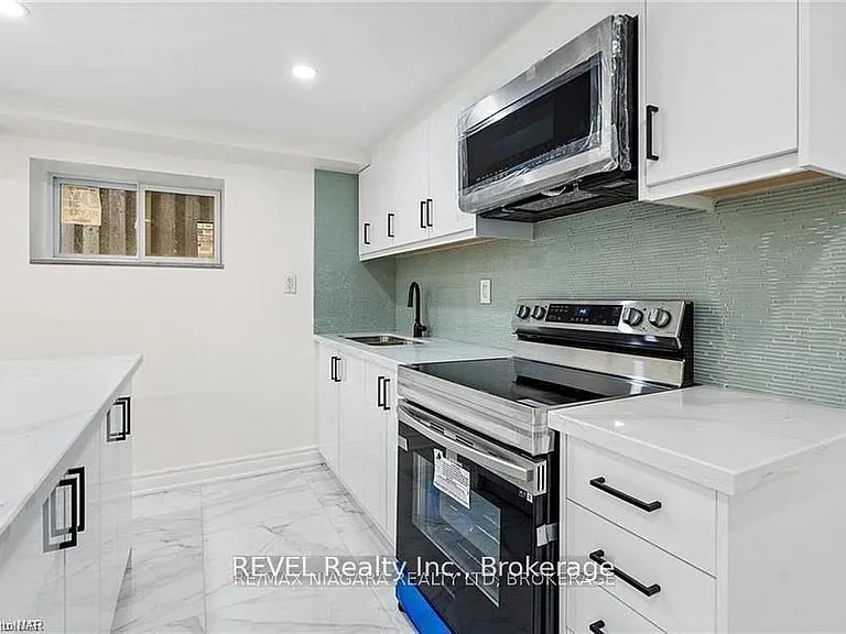 462C Carlton St — Photo 3
