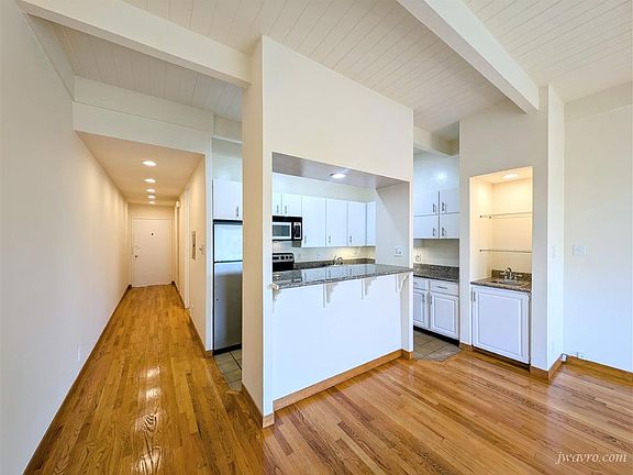 3rd image of 2261 Sacramento St APT 303