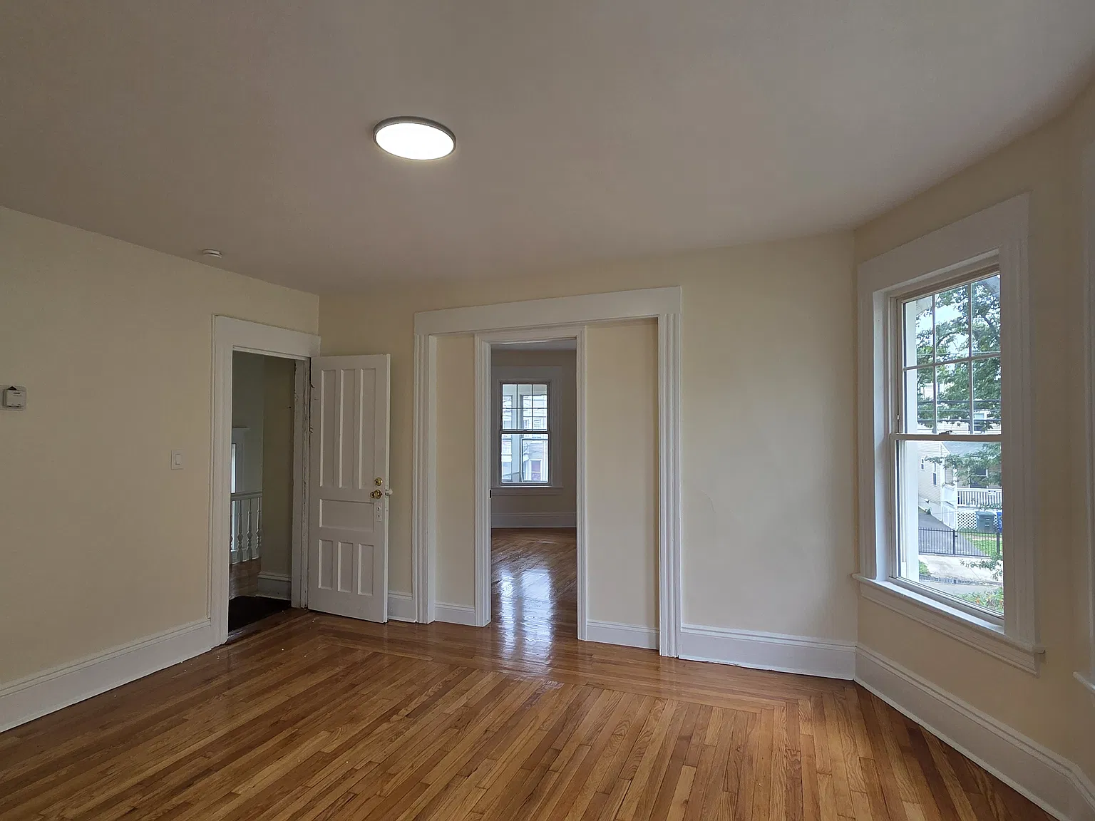 3 bed, 900 sqft, $2,300 — Photo 2