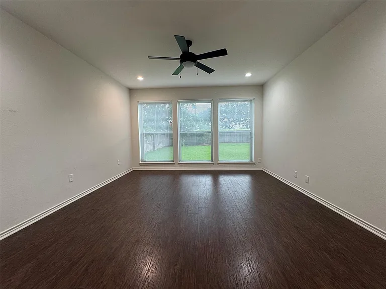 3811 Stockbridge Dr — Photo 6