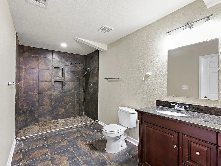 525 W Hutchison St #A — Photo 5