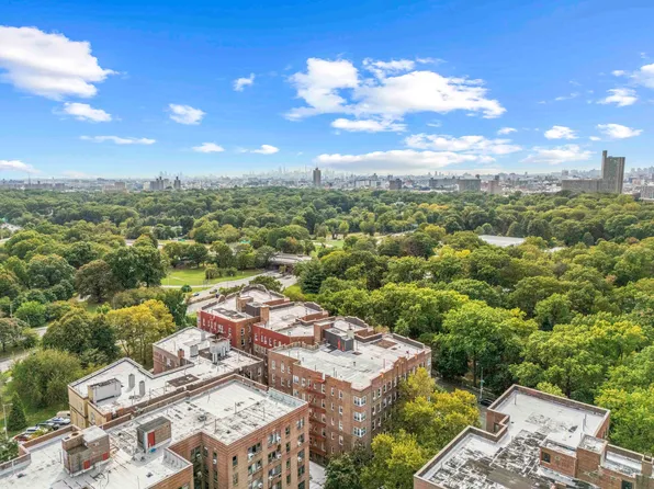 601 Pelham Parkway North image 4 of 22