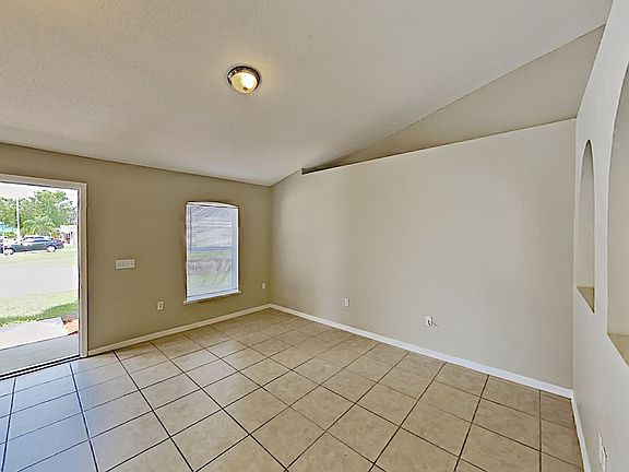 3rd image of 827 Sunset Cove Dr