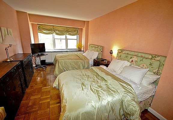 3rd image of 130 E 61st St #7D