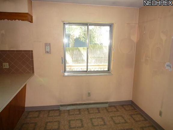 4th image of 858 Saint Clair Ave