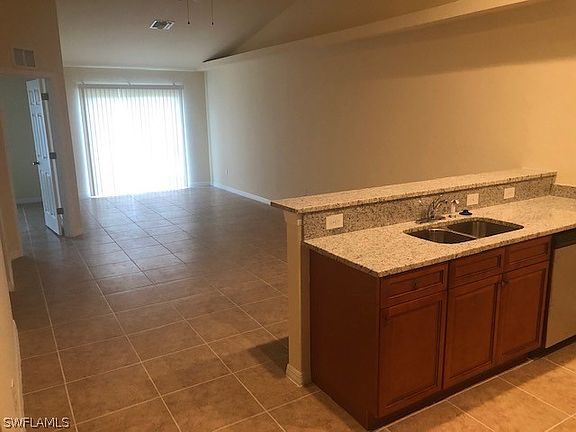 5th image of 3820 SW 16th Place Cpe