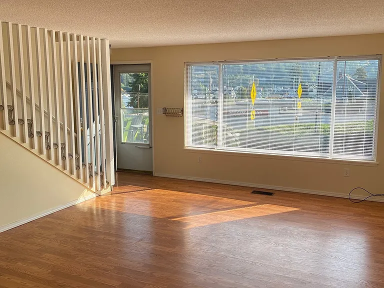 8218 Stinson Ave — Photo 10