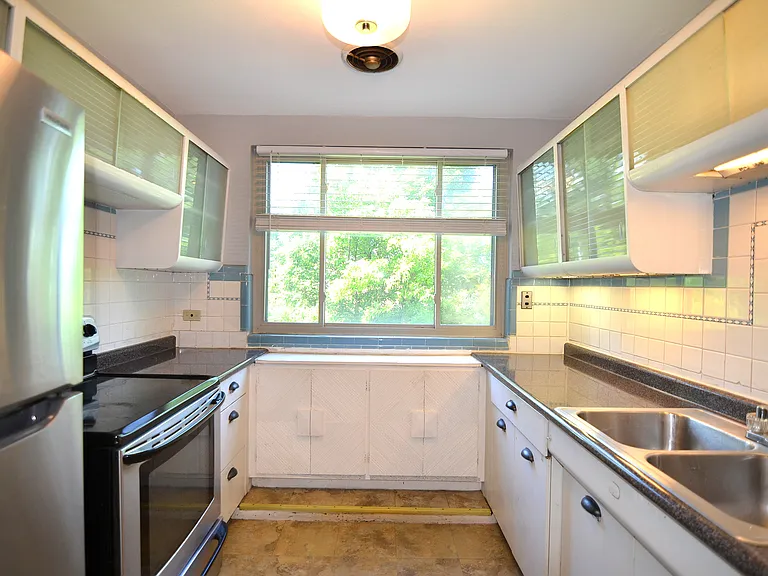 4028 Ledgewood Dr — Photo 10
