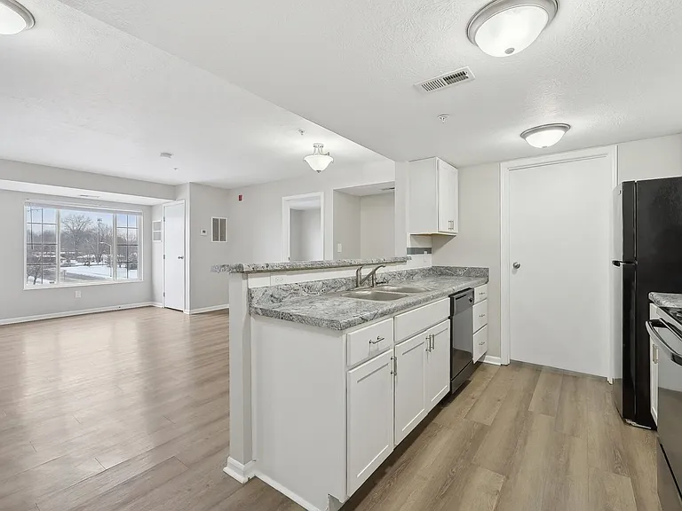Somerset Place Apartments — Photo 32