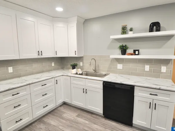 7242 Shamrock Ct, Lincoln, NE 68506