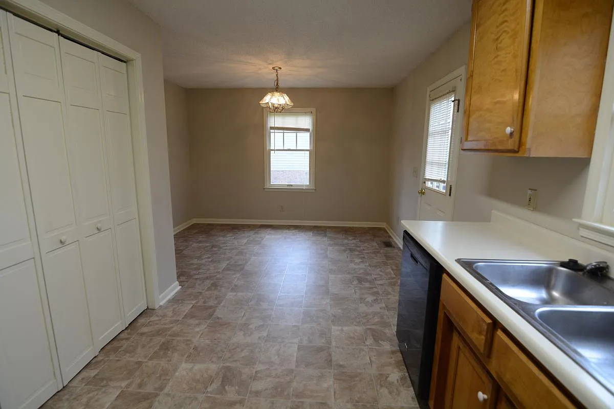 3 bed, 1288 sqft, $1,695 — Photo 4