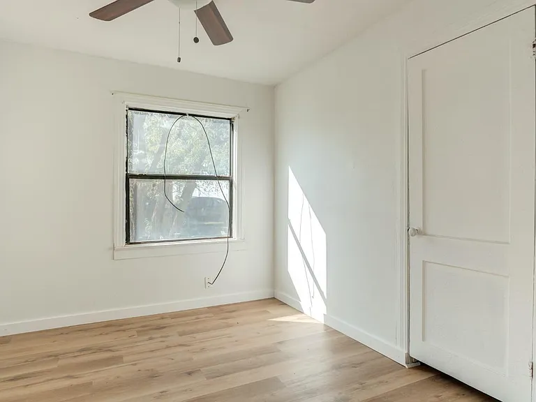 807 W 5th St — Photo 22