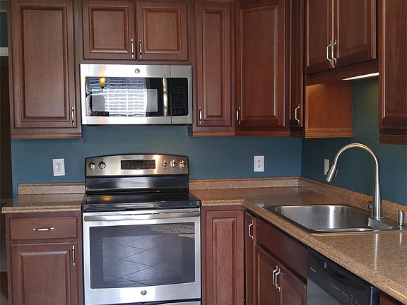 Great kitchen with stainless steel appliances.