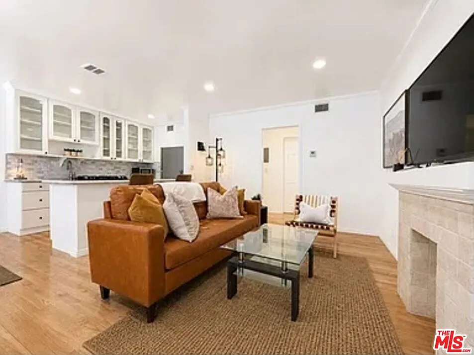 1 bed, 1.0 bath, 750 sqft, $4,000 — Photo 3