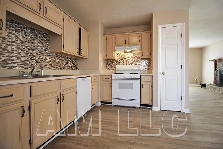 401 Oak Landing Cir — Photo 5