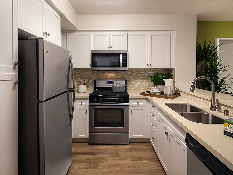Las Palmas Apartment Homes — Photo 17