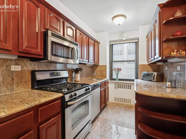 135 East 54th Street image 6 of 10