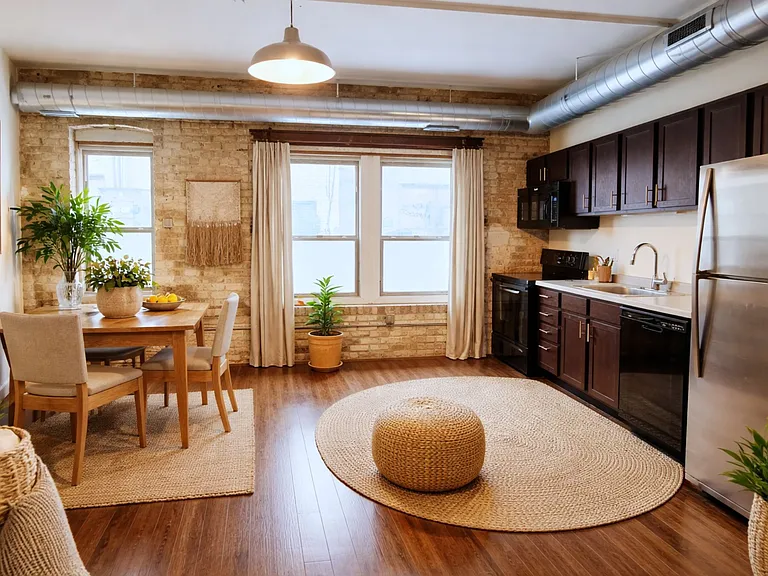 La Pompadour Apartments — Photo 4