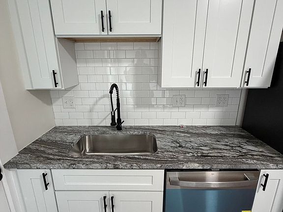 3rd image of 425 Hanford St