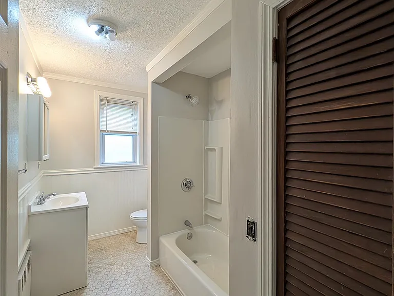 14 Montgomery St — Photo 15