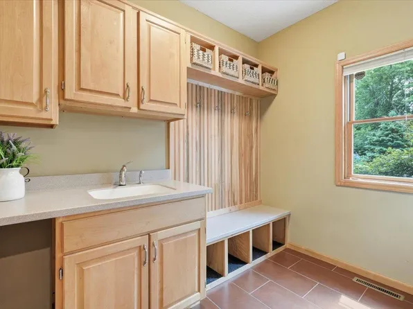 987 Parkview Ln, Hudson, WI 54016