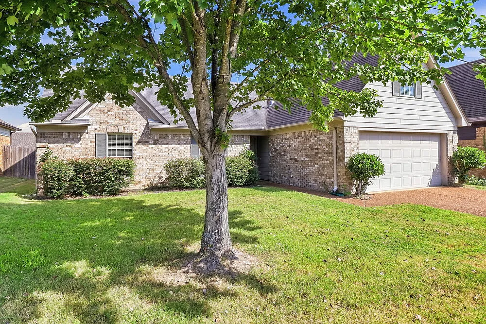 3 bed, 2.0 bath, 1918 sqft, $2,045 — Photo 4