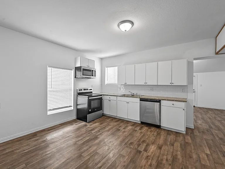 708 W Day St — Photo 3