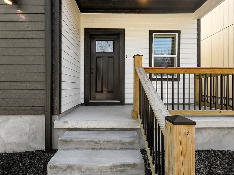 2027 Agnes Ave — Photo 3