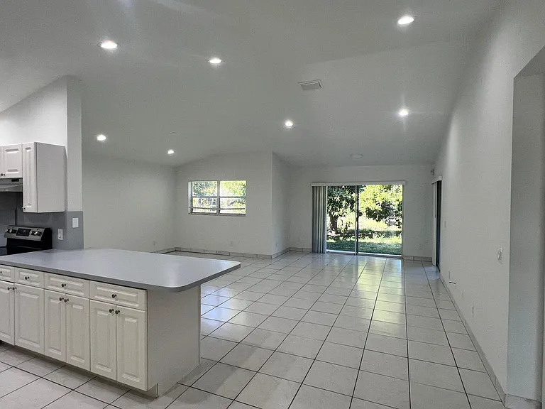 1096 Staghorn St — Photo 6