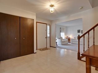 627 Randi Ln, Hoffman Estates, IL 60169